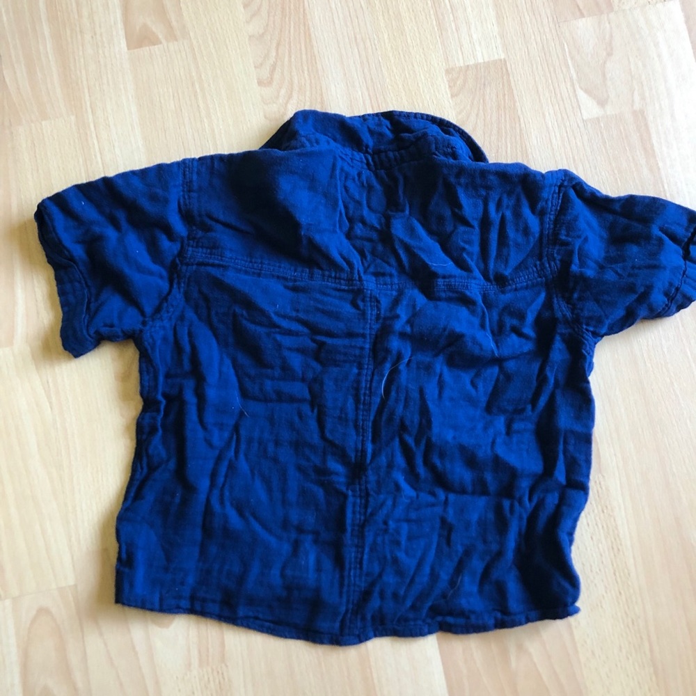 ✨ Cropped button-up tee ✨ - Picture 2 of 4